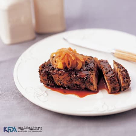 사과와 양파를 곁들인 돼지등심 요리
