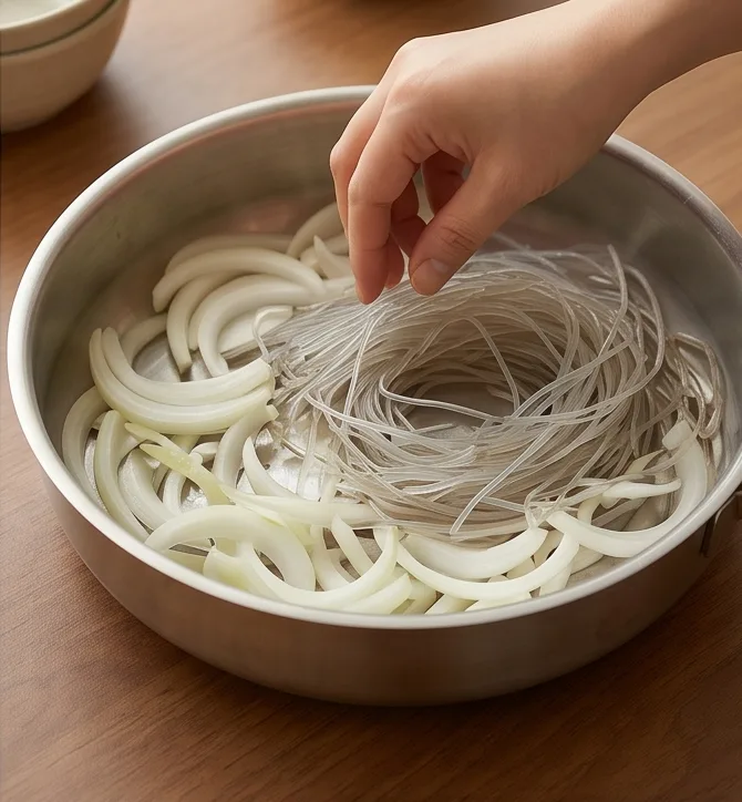 실패 없는 소불고기 전골 | 부모님 아이들 모두 만족하는 레시피 조리 단계 4 이미지 - 전골냄비 바닥에 채 썬 알배추 4잎과 양파 1/2개를 먼저 깔고, 그 위