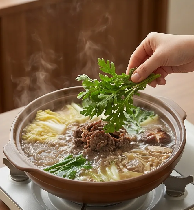 실패 없는 소불고기 전골 | 부모님 아이들 모두 만족하는 레시피 조리 단계 7 이미지 - 고기가 익고 국물이 우러나면 쑥갓 약간을 위에 올리고, 부족한 간은 국간