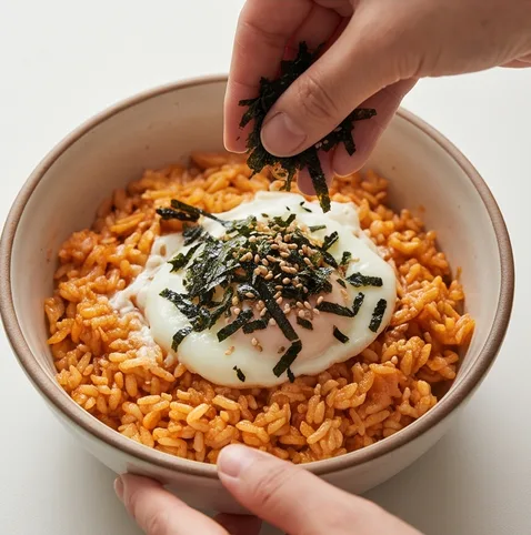 전자레인지 스팸김치 계란밥 | 5분 컷 '스팸김볶' 맛 내는 초간단 혼밥 레시피 조리 단계 5 이미지 - 용기 가장자리에 물 1큰술을 두르고 뚜껑을 덮어 전자레인지에서 2분~2분