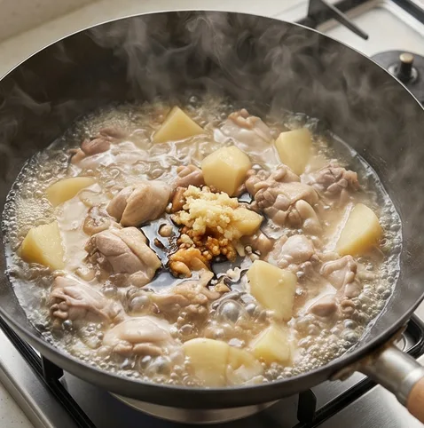 춘장 없이 만드는 꾸덕한 짜장찜닭 | 찜닭 배달하지 마세요 조리 단계 3 이미지 - 냄비에 손질한 닭, 감자, 물 600ml, 진간장, 다진 마늘을 넣고 감