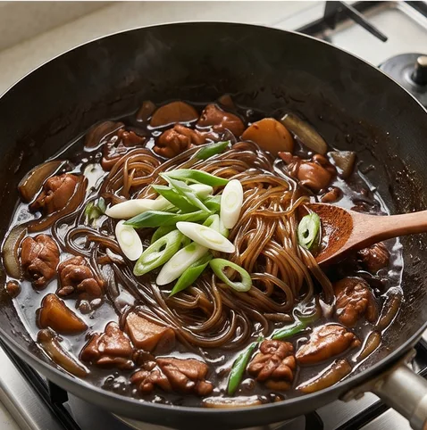 춘장 없이 만드는 꾸덕한 짜장찜닭 | 찜닭 배달하지 마세요 조리 단계 5 이미지 - 감자가 완전히 익으면 불린 당면과 대파를 넣고 국물이 자작해질 때까지 2