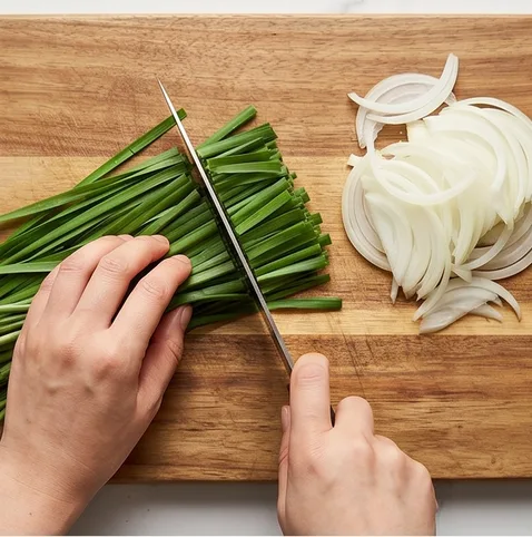 초간단 부추전 | 부추를 맛있게 많이 먹게되는 바삭한 부추전 레시피 조리 단계 1 이미지 - 부추 120g은 깨끗이 씻어 4~5cm 길이로 썰고, 양파 1/4개는 최