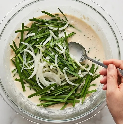 초간단 부추전 | 부추를 맛있게 많이 먹게되는 바삭한 부추전 레시피 조리 단계 3 이미지 - 손질한 부추, 양파, 참치액 0.5큰술을 반죽물에 넣고, 채소에 최소한의
