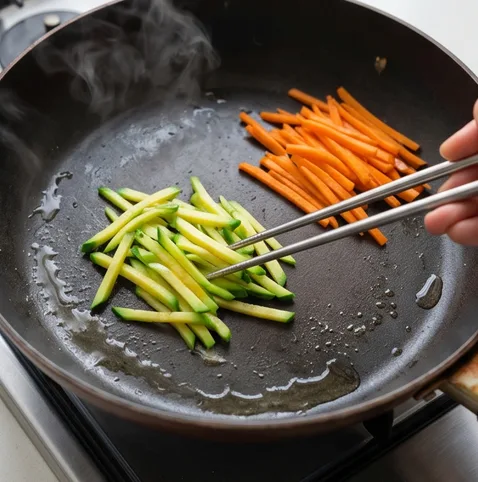 Sogogi Bibimbap (Korean Beef Mixed Rice Bowl) 조리 단계 3 이미지 - Quickly sauté the julienned carrot and z