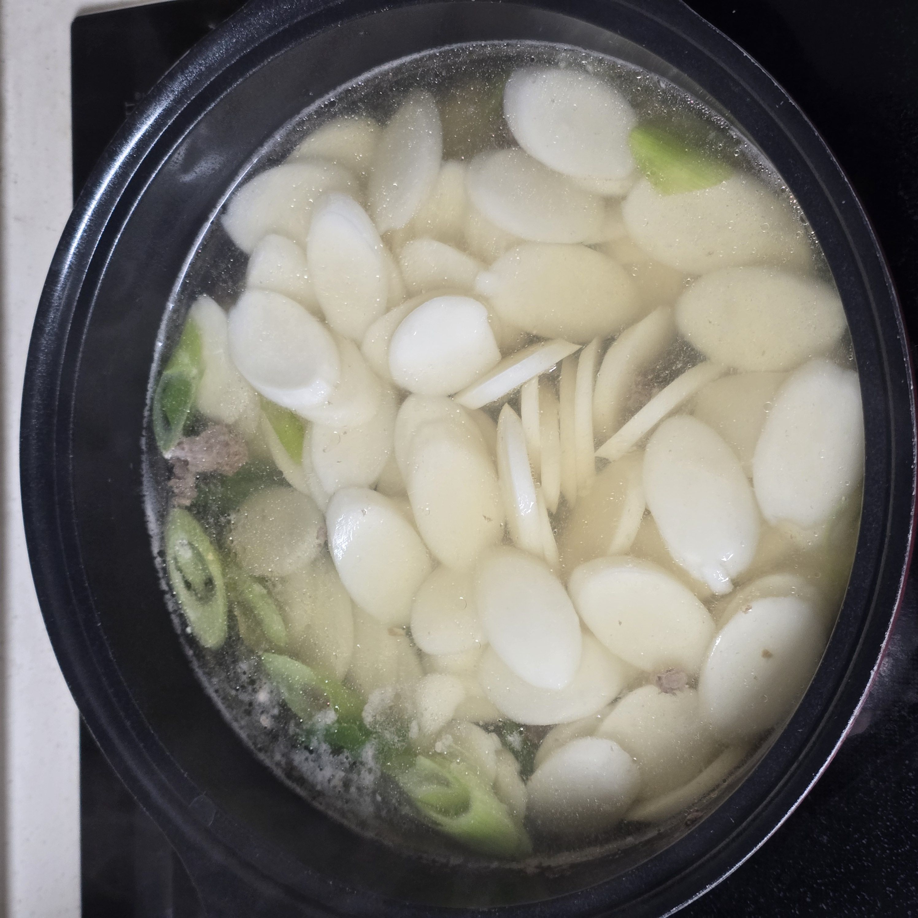소고기 떡국 레시피 | 담백하고 깊은 국물, 집에서 쉽게 완성 조리 단계 4 이미지 - 떡국떡을 넣고 떡이 말랑해질 때까지 끓입니다.