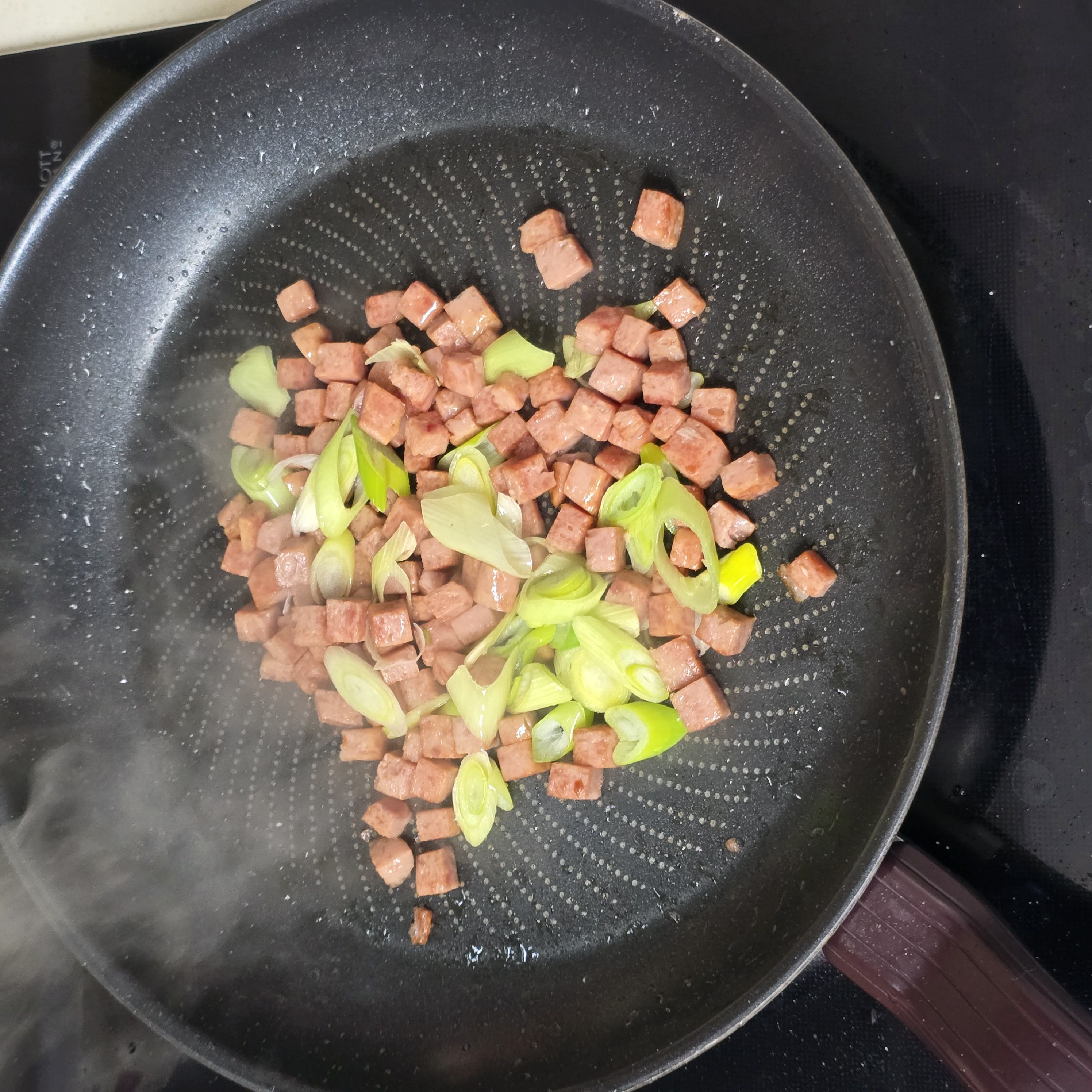 스팸 김치 볶음밥 | 실패 없는 식당에서 먹던 맛 (3인분) 조리 단계 5 이미지 - 스팸이 어느 정도 익으면 파를 넣고 약 1분간 볶아 파향을 충분히 내줍니