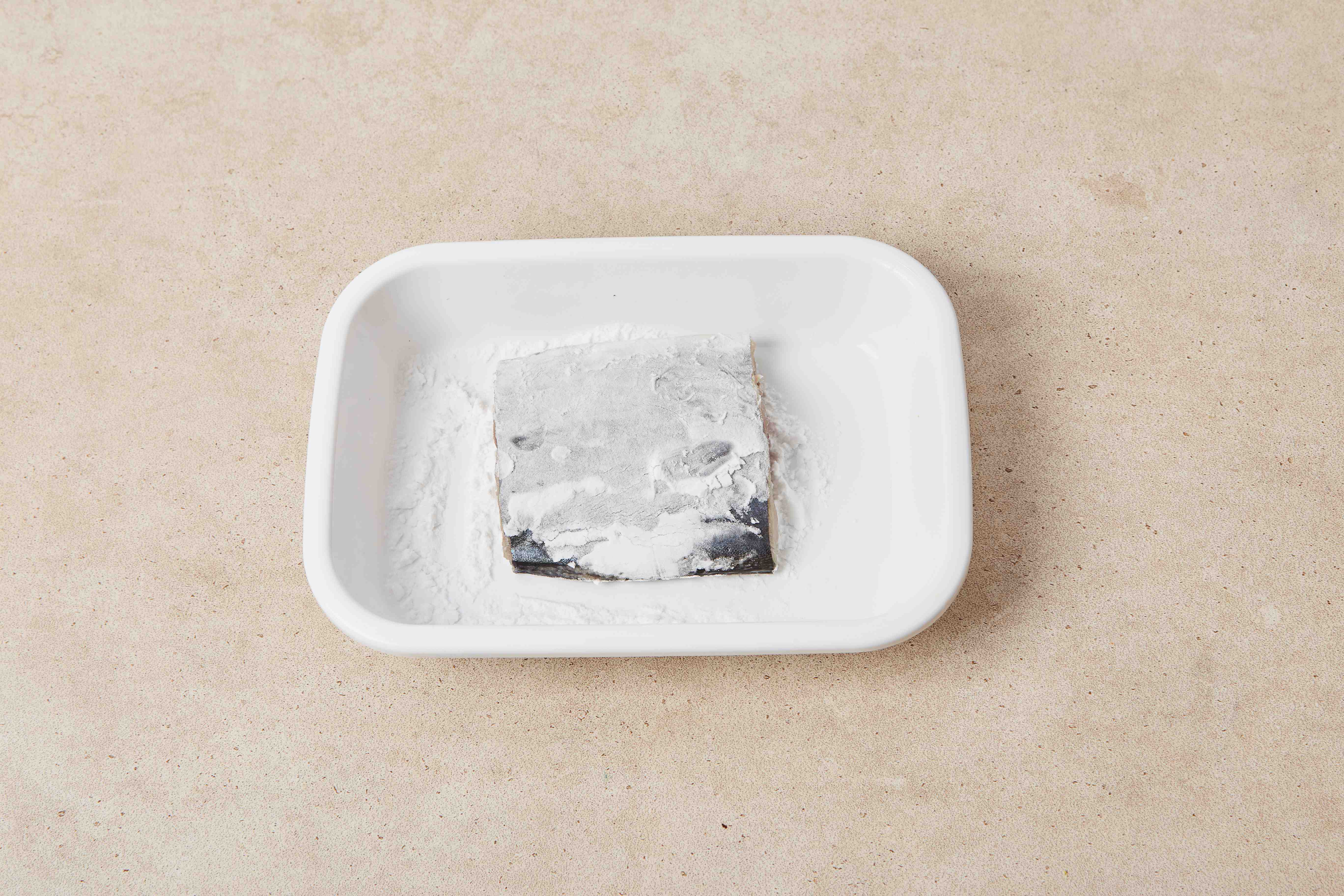 삼치구이 | 생선냄새 걱정 없는 생선구이 레시피 조리 단계 1 이미지 - 삼치는 흐르는 물에 가볍게 씻은 뒤 물기를 닦아냅니다. 표면에 전분가루를